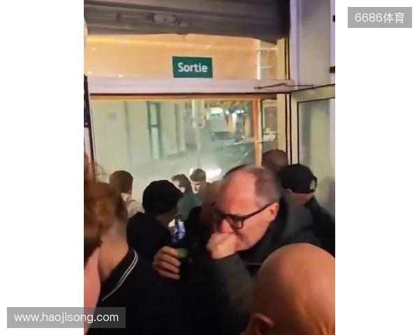邮报:纽卡球迷在法国遇袭,被马赛球迷投掷催泪瓦斯 邮报:纽卡球迷在法国遇袭,被马赛球迷投掷催泪瓦斯